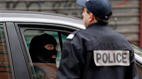 P­a­r­i­s­­t­e­ ­p­o­l­i­s­i­ ­ö­l­d­ü­r­e­n­ ­z­a­n­l­ı­n­ı­n­ ­e­ş­i­ ­a­r­a­n­ı­y­o­r­